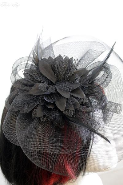 Gothic Haarschmuck „Dark Blossom“ mit Federn & Schleiernetz